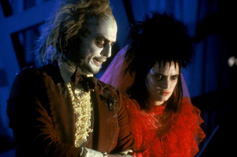 Michael Keaton y Winona Ryder protagonizan la película original de Beetlejuice (1988), dirigida por Tim Burton.