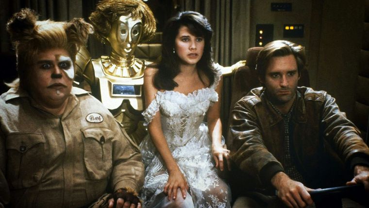 Además de Star Wars, Spaceballs incluía guiños a películas como Star Trek, Alien, El planeta de los simios, El mago de Oz, El puente sobre el río Kwai y First Blood. Además de Star Wars, Spaceballs incluía guiños a películas como Star Trek, Alien, El planeta de los simios, El mago de Oz, El puente sobre el río Kwai y First Blood.