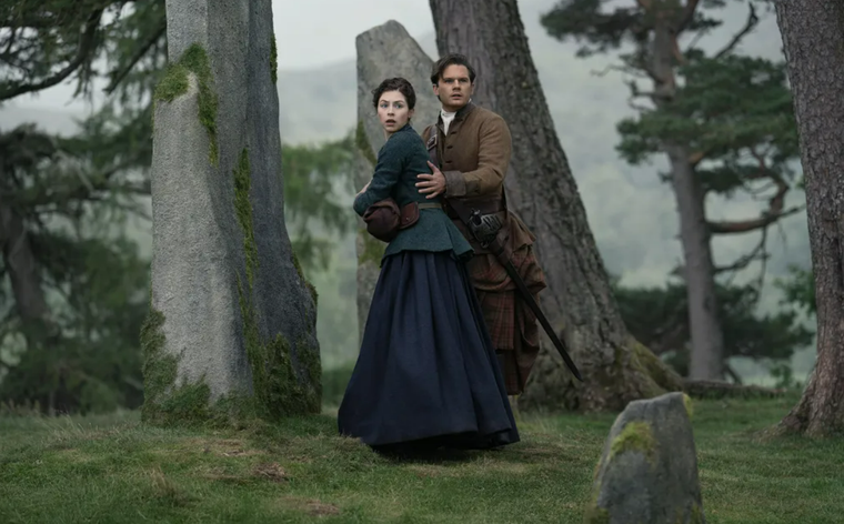 Hermione Corfield y Jeremy Irvine como Julia Moriston y Henry Beauchamp. Hermione Corfield y Jeremy Irvine como Julia Moriston y Henry Beauchamp. 