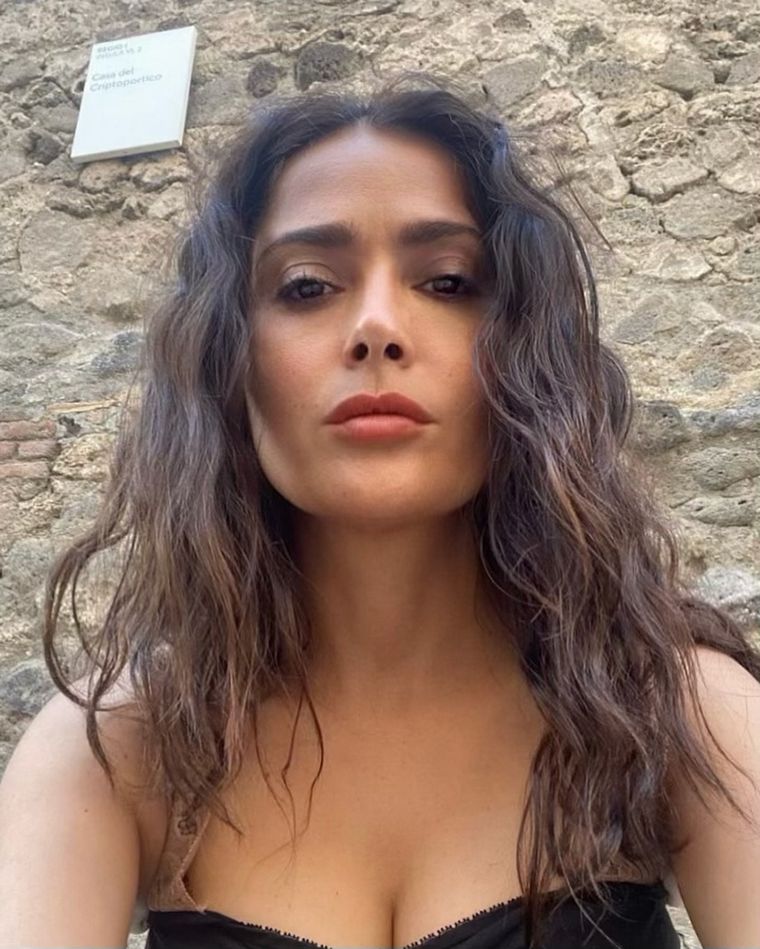 Salma Hayek luce de manera estupenda a sus 57 años