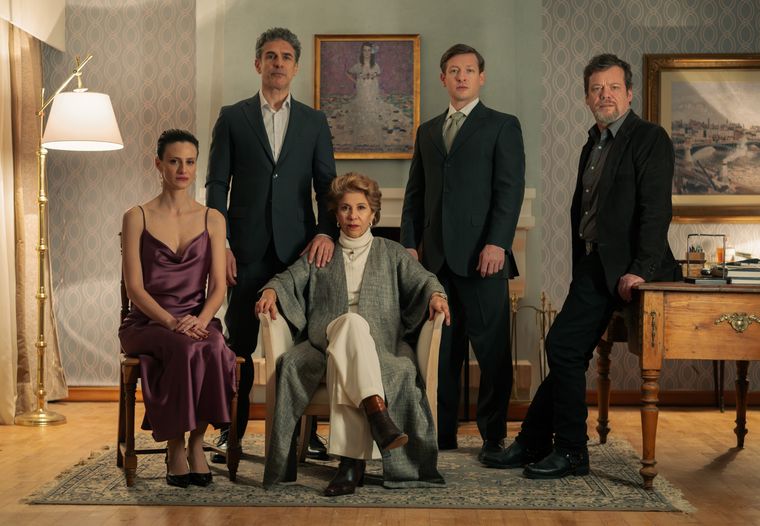 Leonardo Sbaraglia, Gustavo Bassani, Alejandra Flechner, Monna Antonópulos y Francesca Varela encabezan el reparto de Las maldiciones. Leonardo Sbaraglia, Gustavo Bassani, Alejandra Flechner, Monna Antonópulos y Francesca Varela encabezan el reparto de Las maldiciones.