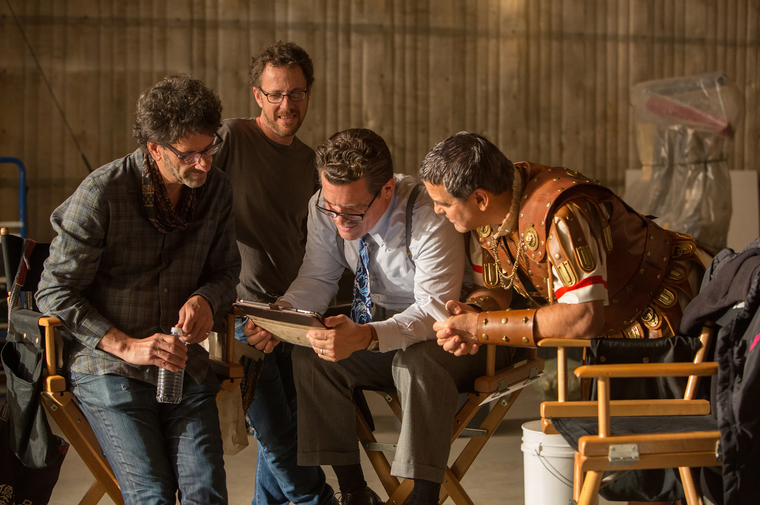 Ethan Coen reveló que el motivo de su ruptura con Joel fue el cansancio que le produjeron sus dos últimas producciones juntos: La balada de Buster Scruggs y Hail Caesar! (cuyo rodaje retrata esta imagen). Ethan Coen reveló que el motivo de su ruptura con Joel fue el cansancio que le produjeron sus dos últimas producciones juntos: La balada de Buster Scruggs y Hail Caesar! (cuyo rodaje retrata esta imagen).