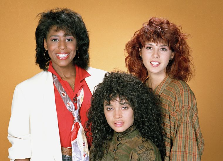 Un mundo diferente es continuación de El Show de Bill Cosby, centrándose en Denise Huxtable y su vida universitaria junto a Lauren y Jaleesa, sus compañeras de dormitorio. Un mundo diferente es continuación de El Show de Bill Cosby, centrándose en Denise Huxtable y su vida universitaria junto a Lauren y Jaleesa, sus compañeras de dormitorio.