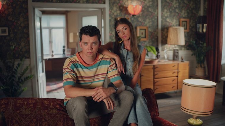 Asa Butterfield y Mimi Keene en el rodaje de la cuarta temporada de Sex Education.