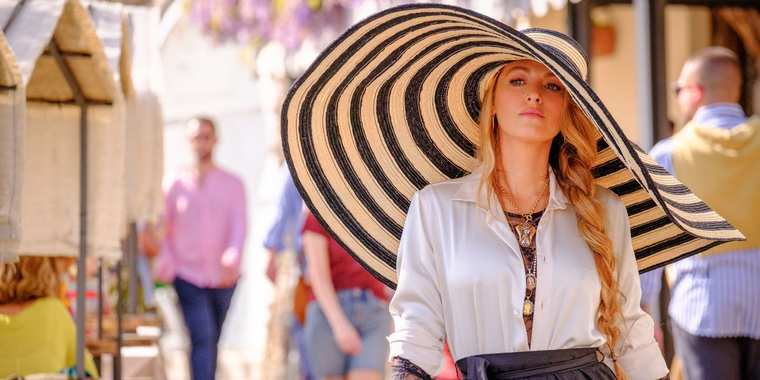 Blake Lively como la elegante Emily Nelson en Otro pequeño favor. Blake Lively como la elegante Emily Nelson en Otro pequeño favor. 