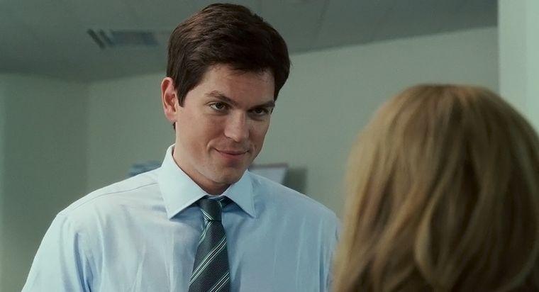 En Guerra de novias, Steve Howey da vida a Daniel, el prometido de Liv, interpretada por Kate Hudson. En Guerra de novias, Steve Howey da vida a Daniel, el prometido de Liv, interpretada por Kate Hudson.