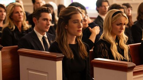 Allison Williams es una de las protagonistas de Regretting You, la próxima película basada en la obra de Colleen Hoover.