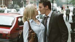 Jonathan Rhys Meyers y Scarlett Johansson son los protagonistas de Match Point (2006), dirigida por Woody Allen.