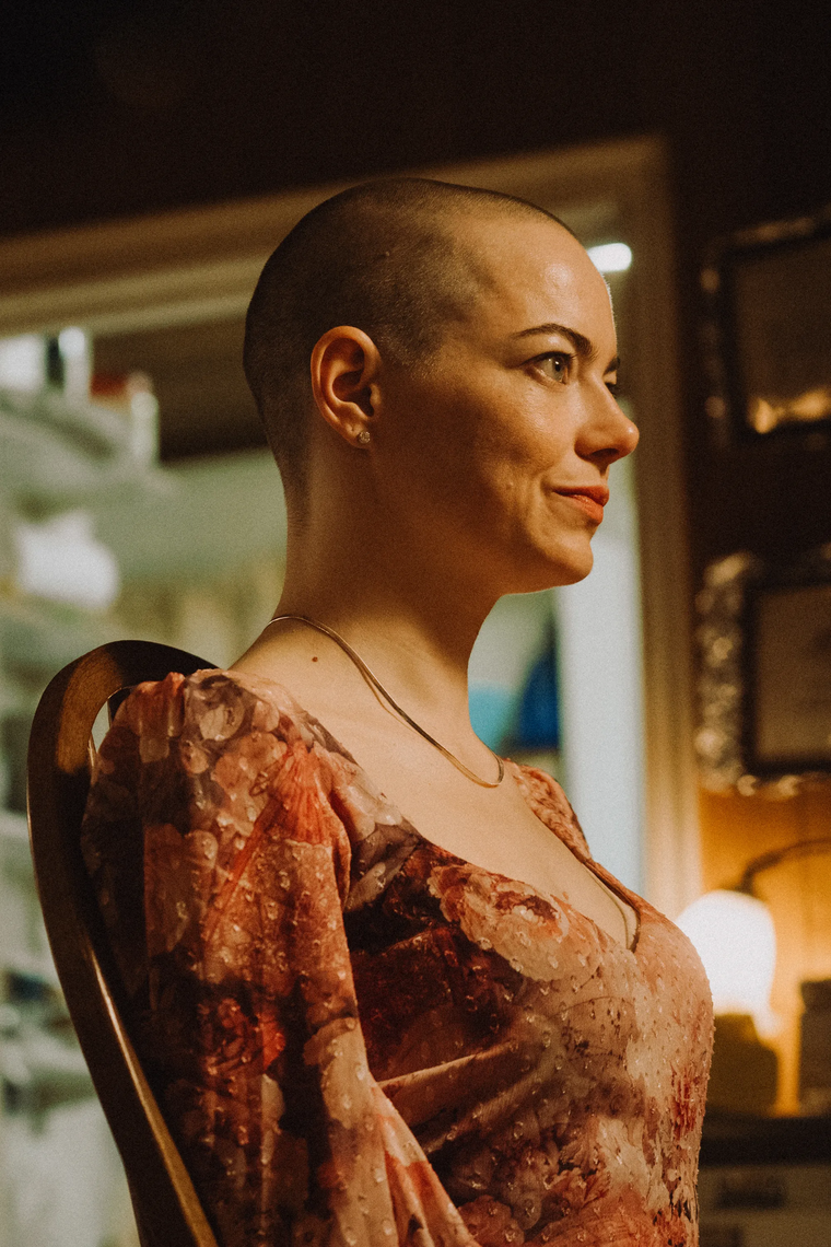 Emma Stone reveló que, si bien entró en pánico, raparse para Bugonia fue una experiencia emocionante, a la que compartió con su madre, que padeció cáncer. Emma Stone reveló que, si bien entró en pánico, raparse para Bugonia fue una experiencia emocionante, a la que compartió con su madre, que padeció cáncer.