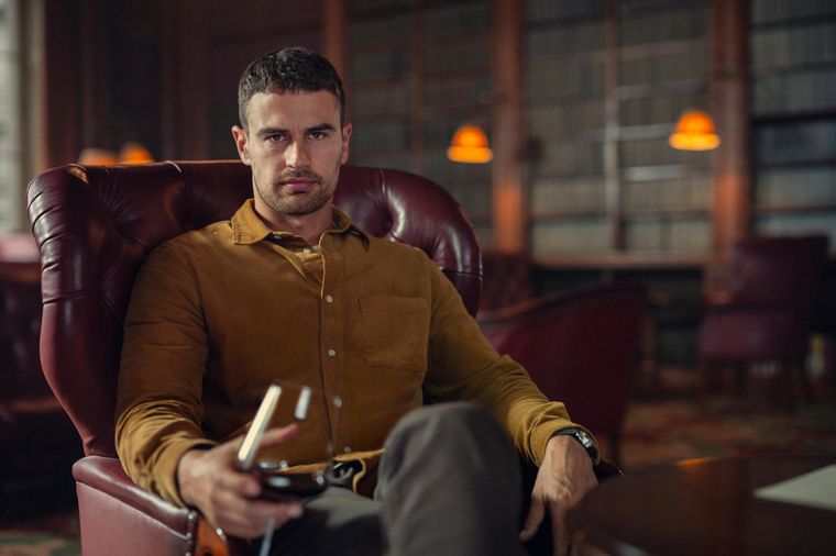 Theo James lidera el elenco de The Gentlemen