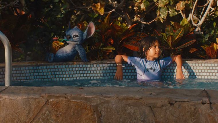 Lilo y Stich relajados, en lo alto de la taquilla. Lilo y Stich relajados, en lo alto de la taquilla.