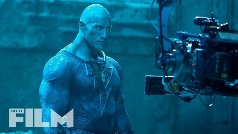 La Roca luciendo amenazante en el set de rodaje de Black Adam