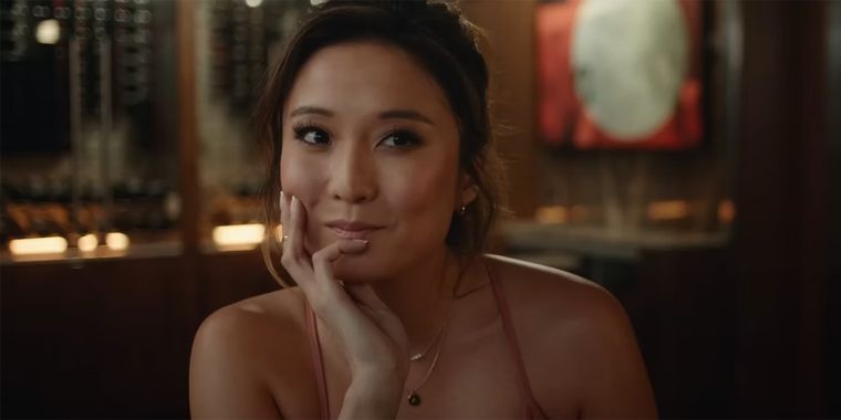 Ashley Park demuestra, una vez más, sus dotes humorísticos en Locas en apuros.