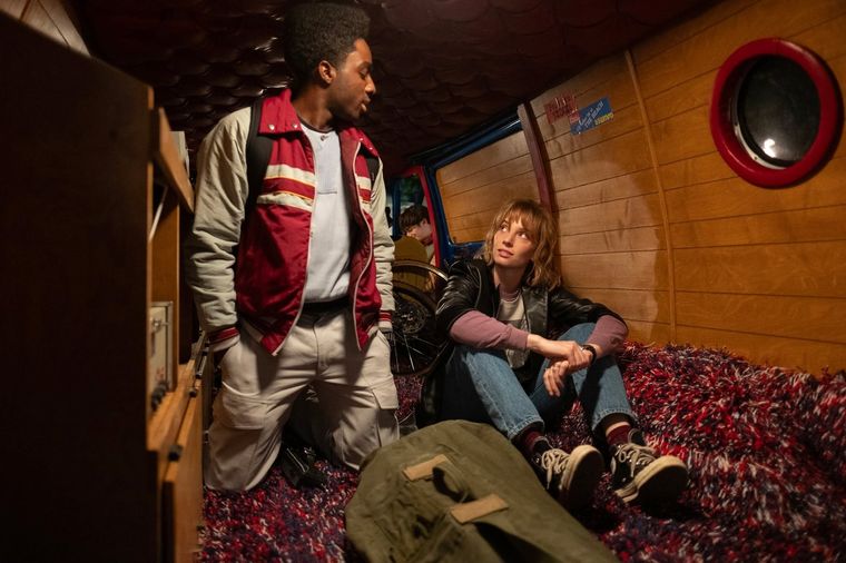 Caleb McLaughlin y Maya Hawke. Caleb McLaughlin y Maya Hawke.