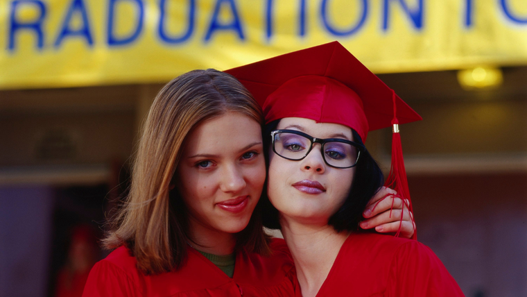 Scarlett Johansson y Thora Birch en Mundo fantasma (2001).