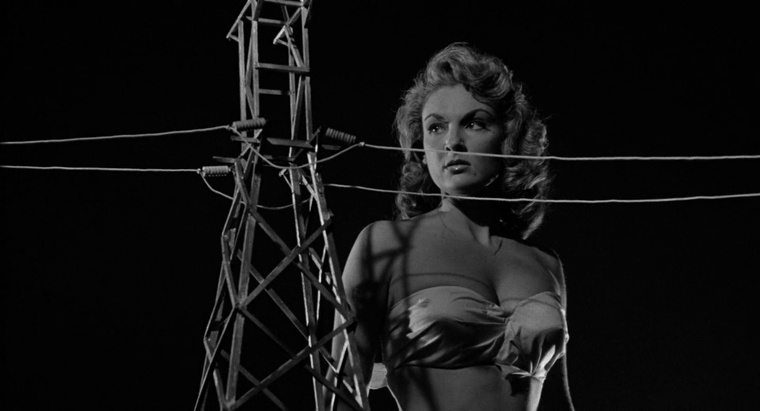 Allison Hayes es la protagonista de El ataque de la mujer de 50 pies (1958).