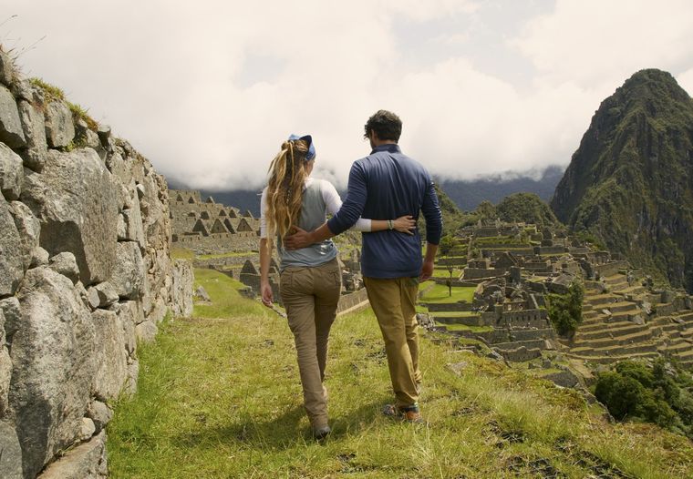 El gran punto a favor de esta comedia romántica es su despliegue visual, que opaca una historia fresca pero plagada de los clichés típicos del género. El gran punto a favor de esta comedia romántica es su despliegue visual, que opaca una historia fresca pero plagada de los clichés típicos del género.