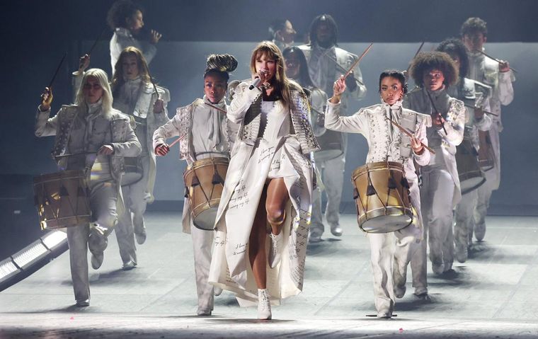 Taylor Swift en The Eras Tour, durante la performance correspondiente a la era de The Tortured Poets Department. Taylor Swift en The Eras Tour, durante la performance correspondiente a la era de The Tortured Poets Department.
