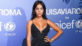 ¿que pensara cristiano ronaldo? georgina rodriguez se fotografio en el bano en una pose incomoda