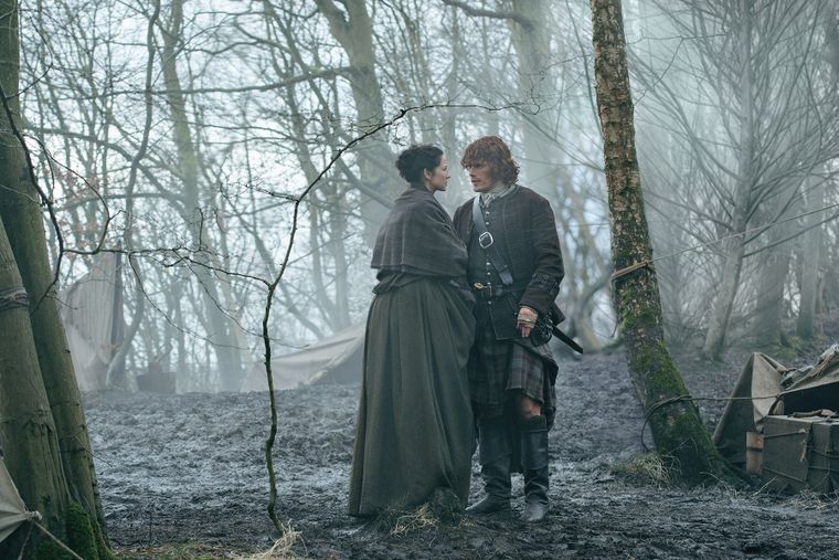 Jamie y Claire se despiden en las piedras de Craigh na Dun antes de la batalla de Culloden, en uno de los momentos más recordados de la serie.