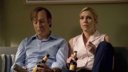Bob Odenkirk y Rhea Seehorn en Better Call Saul. Bob Odenkirk y Rhea Seehorn en Better Call Saul.