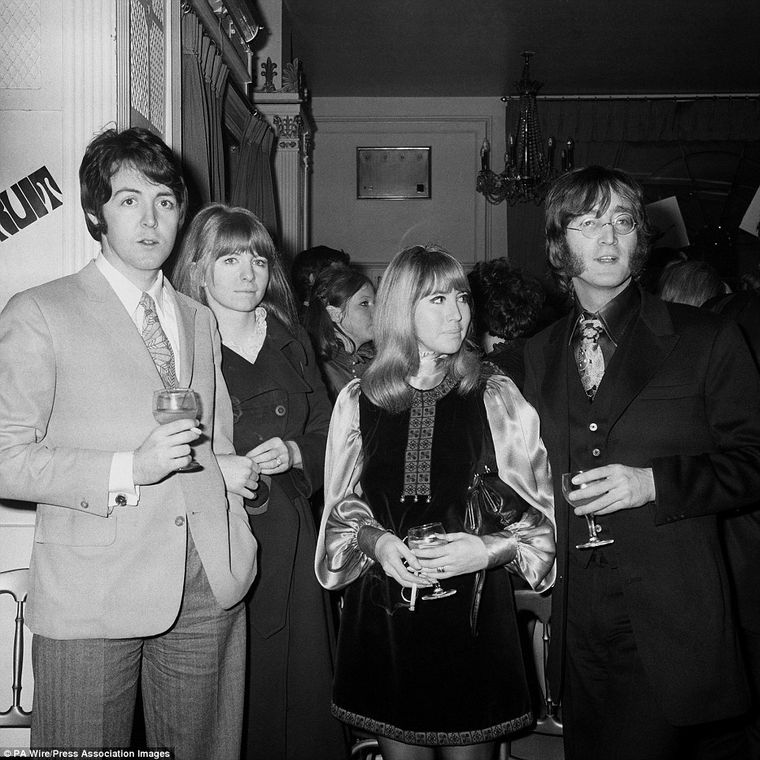 Paul McCartney, Jane Asher, Cynthia Lennon y John Lennon. Paul McCartney, Jane Asher, Cynthia Lennon y John Lennon.