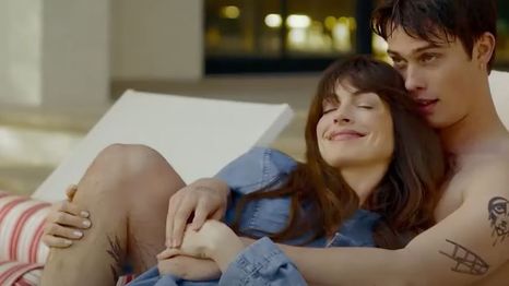 Anne Hathaway y Nicholas Galitzine en The Idea of You