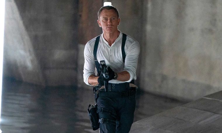 james-bond-no-time-to-die-daniel-craig-rifle