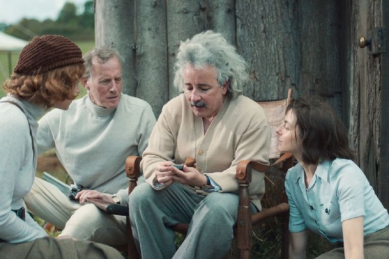 Einstein y la bomba es una película documental que tiene una duración de 76 minutos