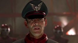El gran Raúl Juliá en Street Fighter: La Última Batalla (1994), su última película.