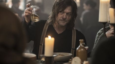 Daryl DIxon celebra la noticia de The Walking Dead