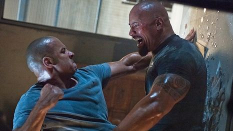 Desde la cantidad de golpes hasta la forma en que caerán, todo estás coreografiado cuando se trata de peleas entre Vin Diesel y Dwayne Johnson, dos referentes del cine de acción.