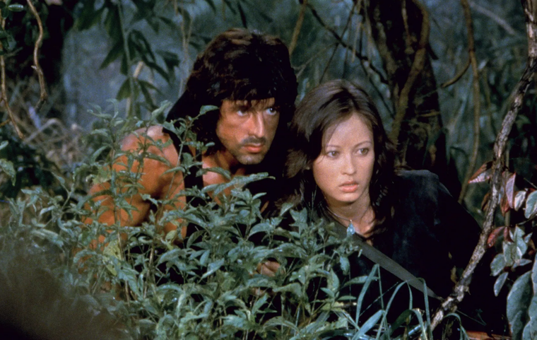 Julia Nickson junto a Sylvester Stallone en Rambo: First Blood Part II