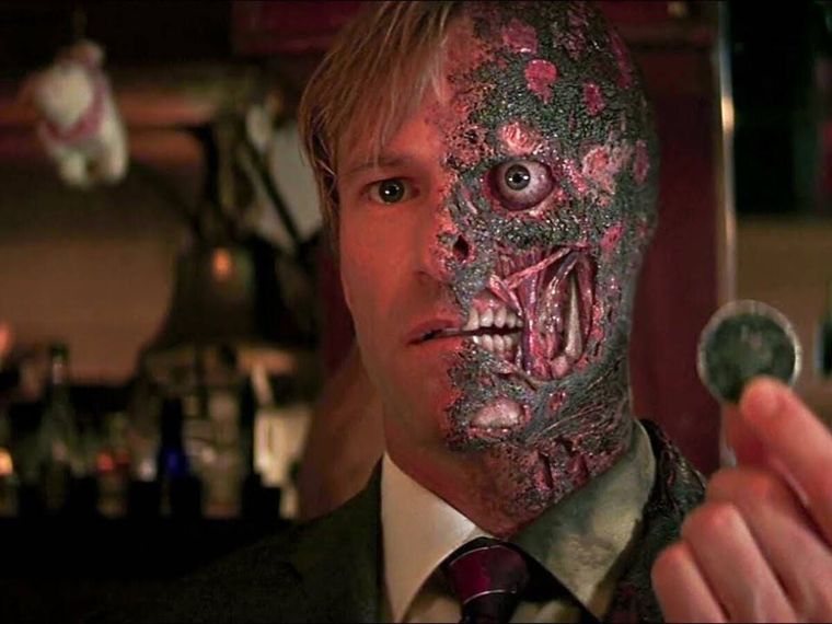 Aaron Eckhart fue el último actor en dar vida a Dos Caras en The Dark Knight. Aaron Eckhart fue el último actor en dar vida a Dos Caras en The Dark Knight.