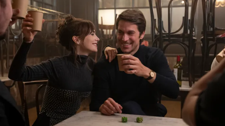 Lucas Bravo lucía muy diferente en Emily en París