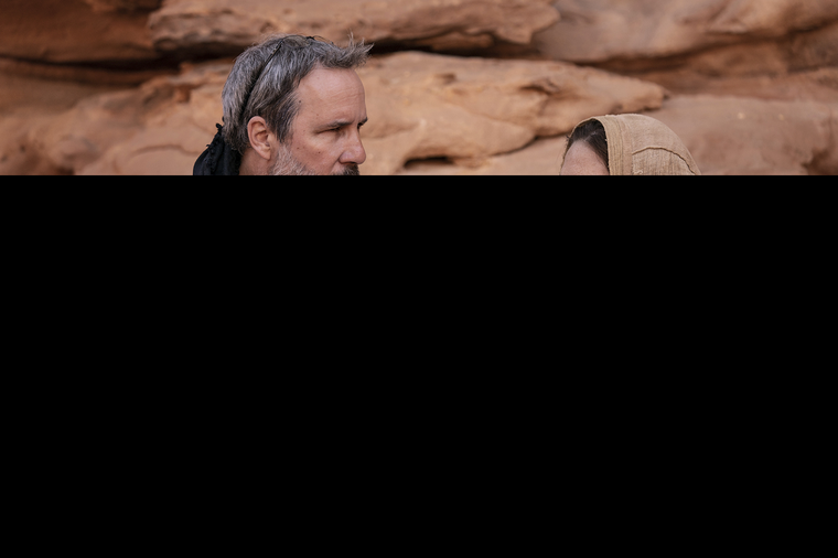 Denis Villeneuve junto a Rebecca Ferguson en el set de Dune 2