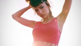 al borde de la censura: en bikini y sin la parte de arriba, ursula corbero cautivo a sus seguidores