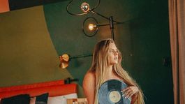 daniela arangoa se cubrio solo con un disco de vinilo y quedo al borde de la censura