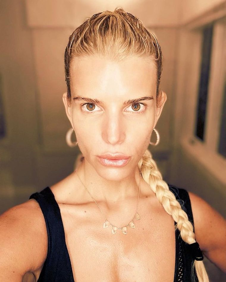 Jessica Simpson luce muy diferente y sus fanáticos creen que se ha sometido a cirugías estéticas en el rostro.