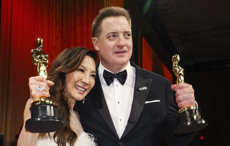 Michelle Yeoh y Brendan Fraser, los ganadores de los Premios Oscar