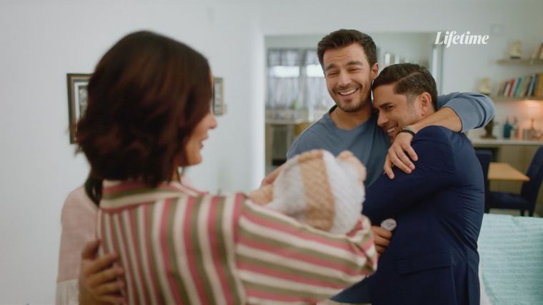 El filme  presenta una trama que reflexiona sobre la evolución del papel de los hombres en la crianza y en la diversidad familiar