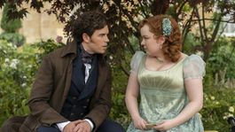 Que Ver | Luke Newton y Nicola Coughlan como Colin y Penelope