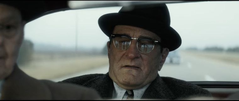 Robert se convierte en dos famosos mafiosos de Estados Unidos.
