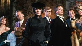 El juego de la sospecha: risas, misterio y elegancia. El juego de la sospecha: risas, misterio y elegancia.