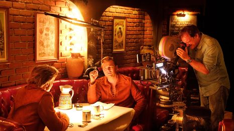 Quentin Tarantino junto a Brad Pitt y Leonardo DiCaprio en el rodaje de Once Upon a Time in Hollywood (2019)