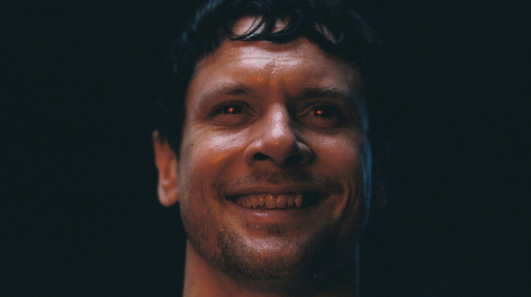 Jack O'Connell interpreta al villano de Sinners. Jack O'Connell interpreta al villano de Sinners.