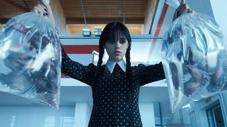Jenna Ortega deslumbra con su impecable interpretación de Merlina Addams.
