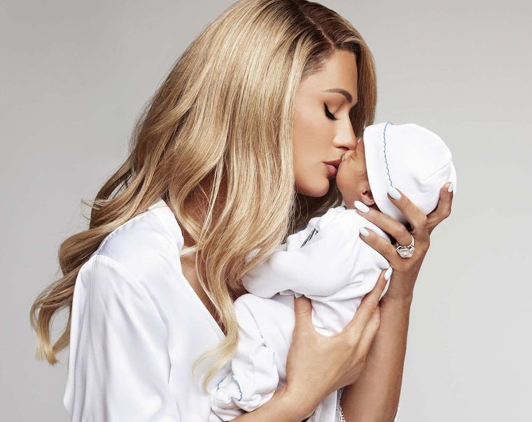 Paris Hilton muestra el rostro de su hijo y revela su nombre