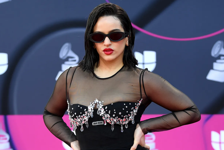 Rosalía fue una de las primeras en llegar a la alfombra roja