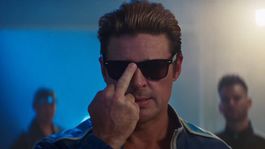 johnny cage se une a la pelea para defender la tierra en el primer trailer de mortal kombat 2